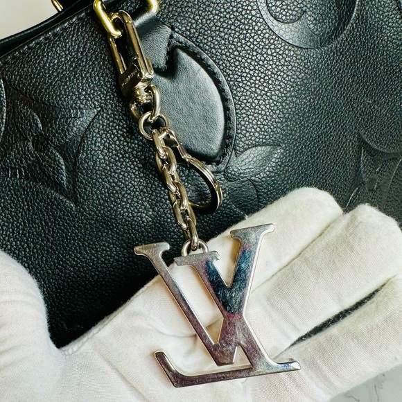 EUC Louis Vuitton Palladium Plated LV Initials Key Holder/Bag Charm - Picture 14 of 17